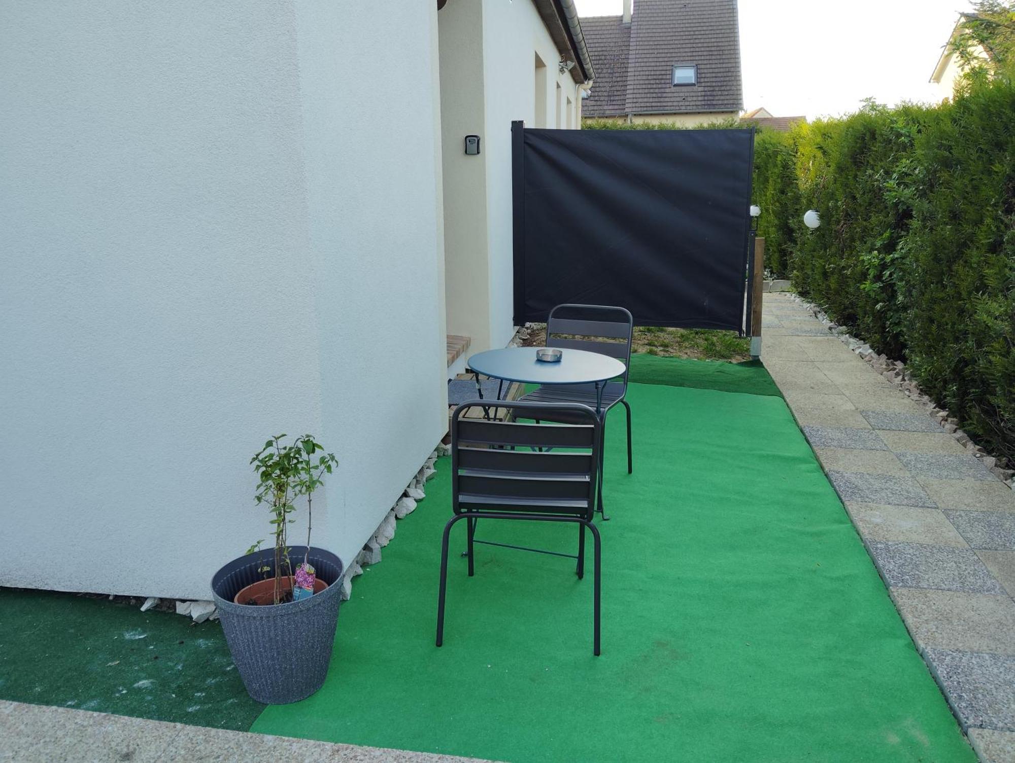 Cosy Sans Vis-a-vis Apartment